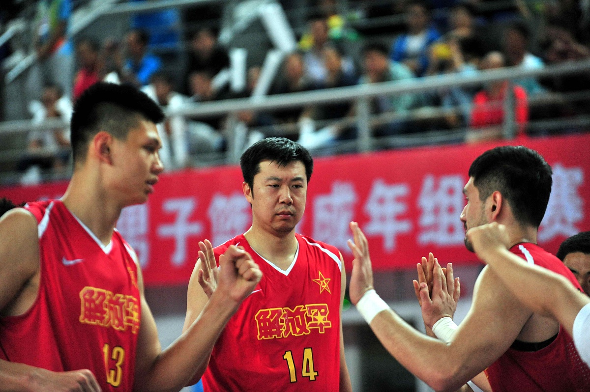包含姚明现身球场观战比赛，为中国队加油助威的词条