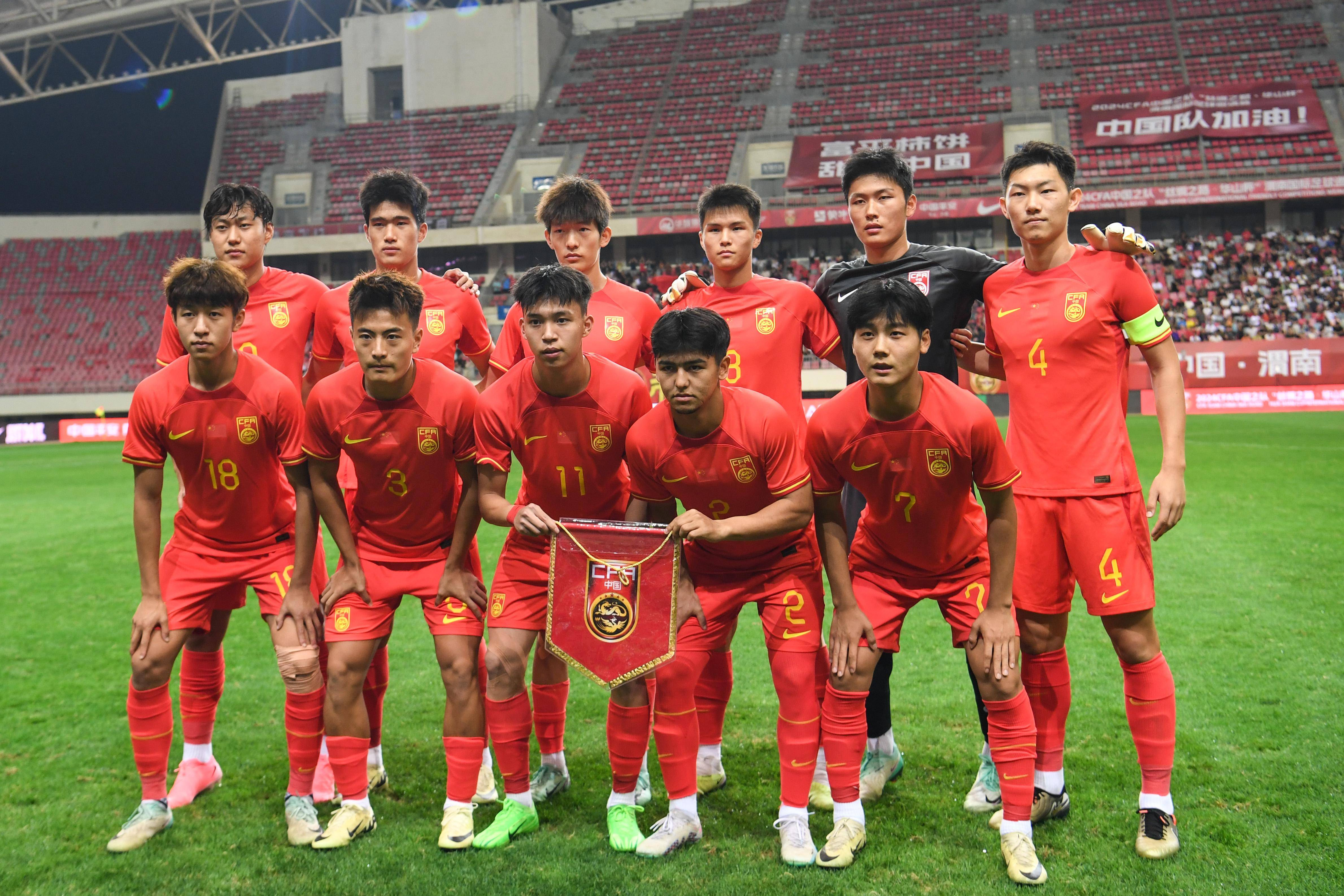 中国足球比赛总决赛上演巅峰对决