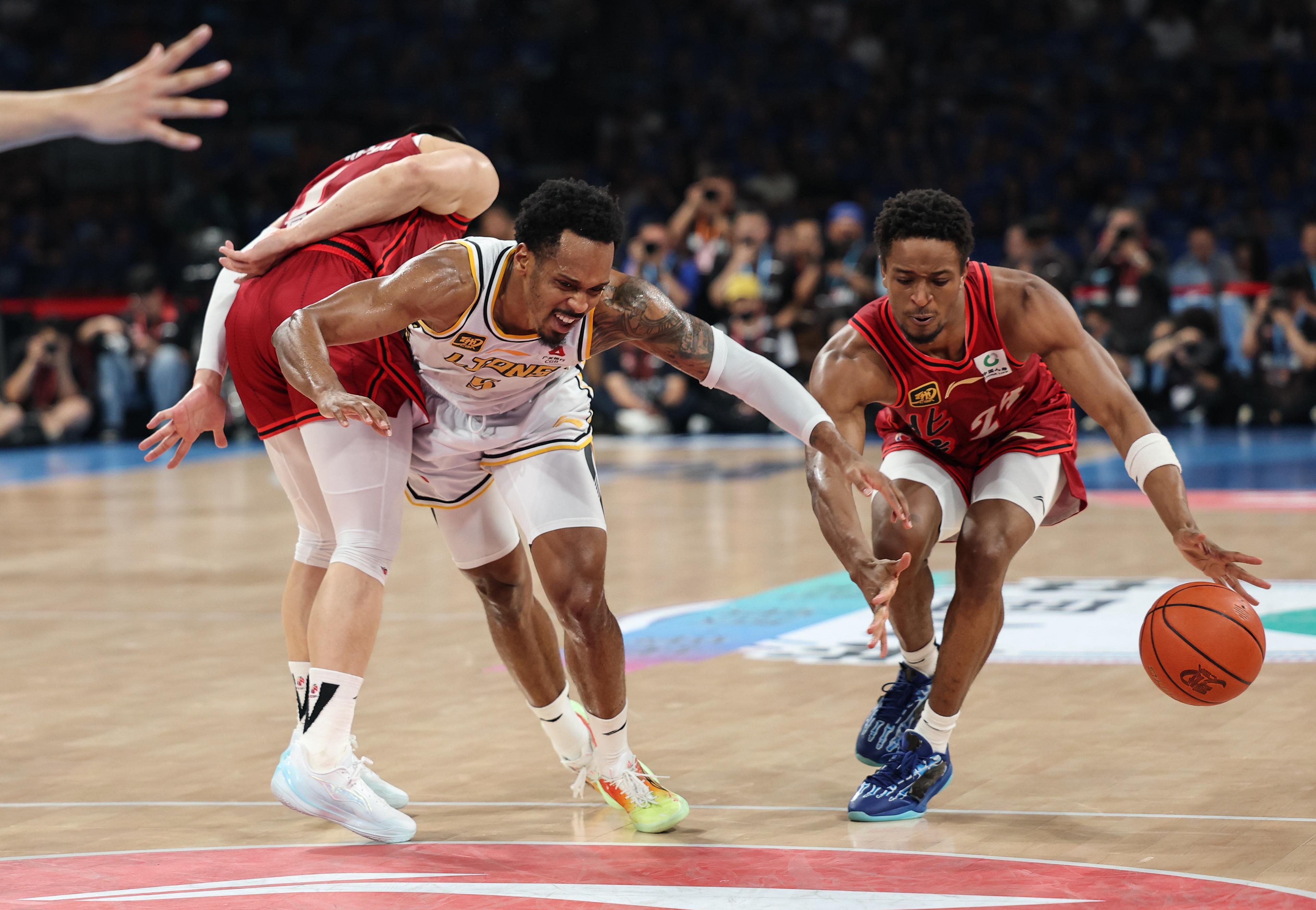 球队打破客场魔咒，取得关键胜利