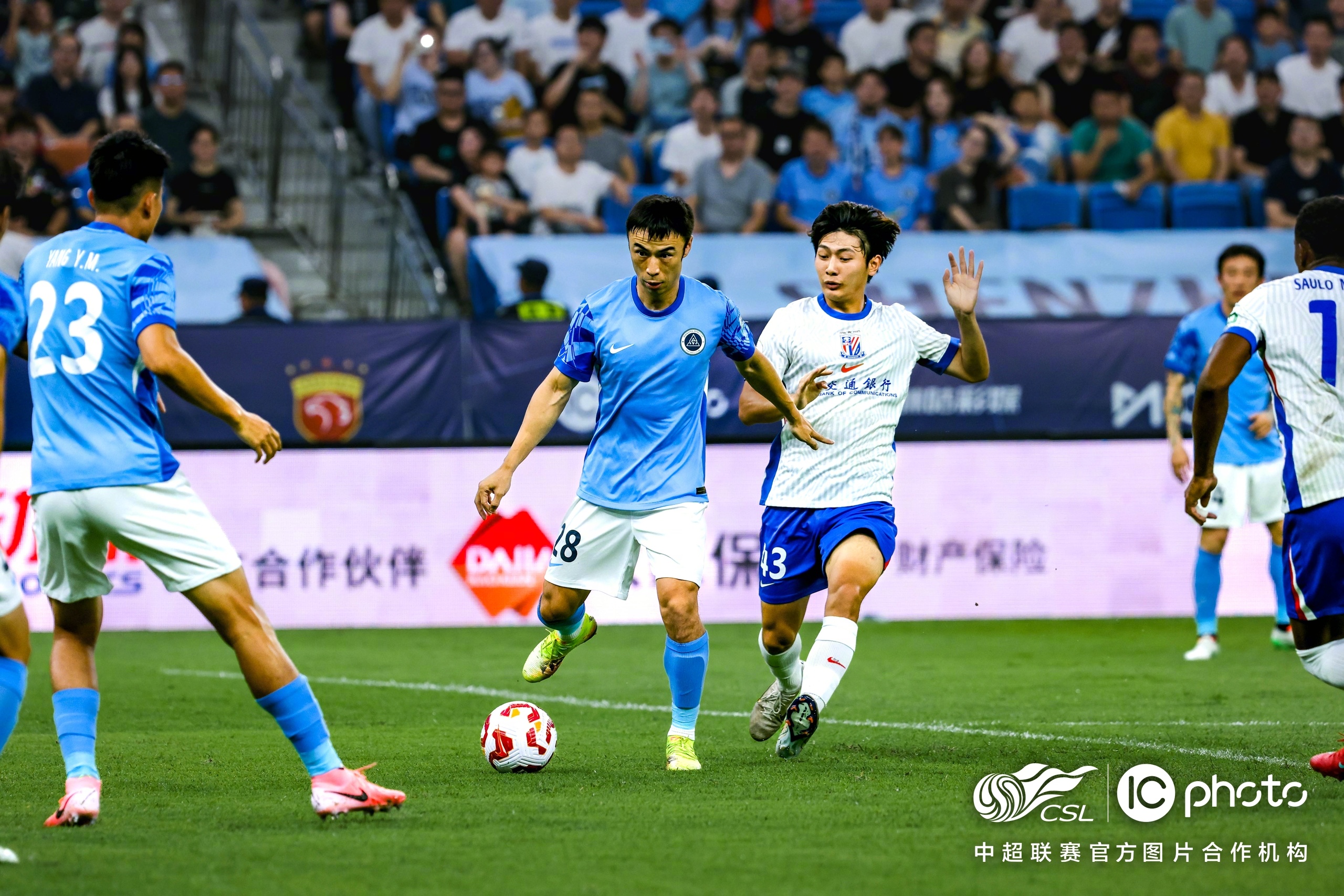 上港再胜深圳，中超榜首竞争进入白热化