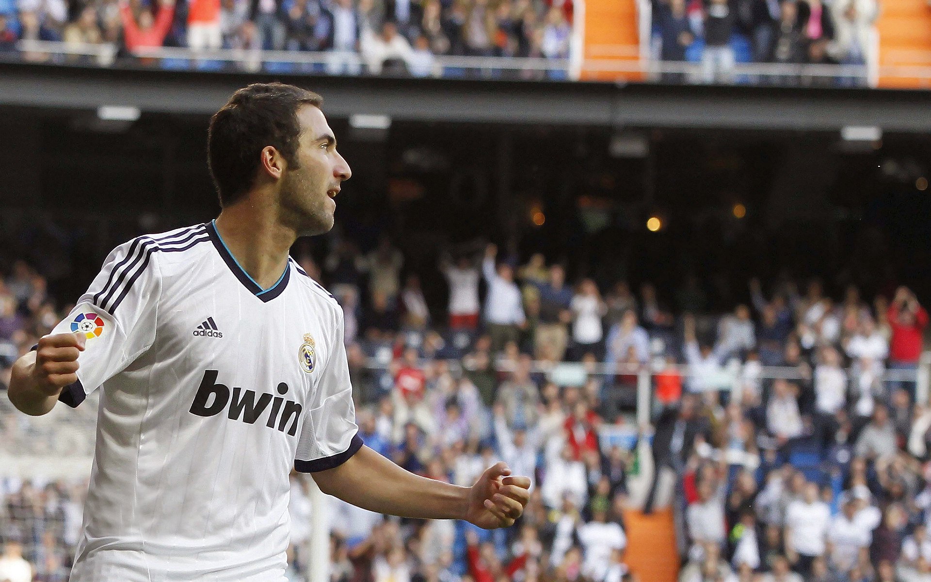 虚构的交汇，当塞维利亚签下摩纳哥王牌，加克波在伯纳乌接管了国家德比