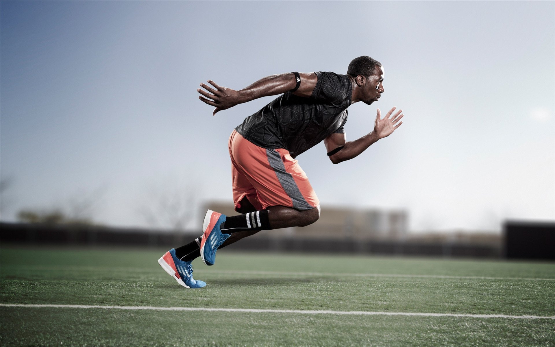 银色闪电划破雷诺阴云，当迈凯伦的精准，遇上诺里斯的炽热