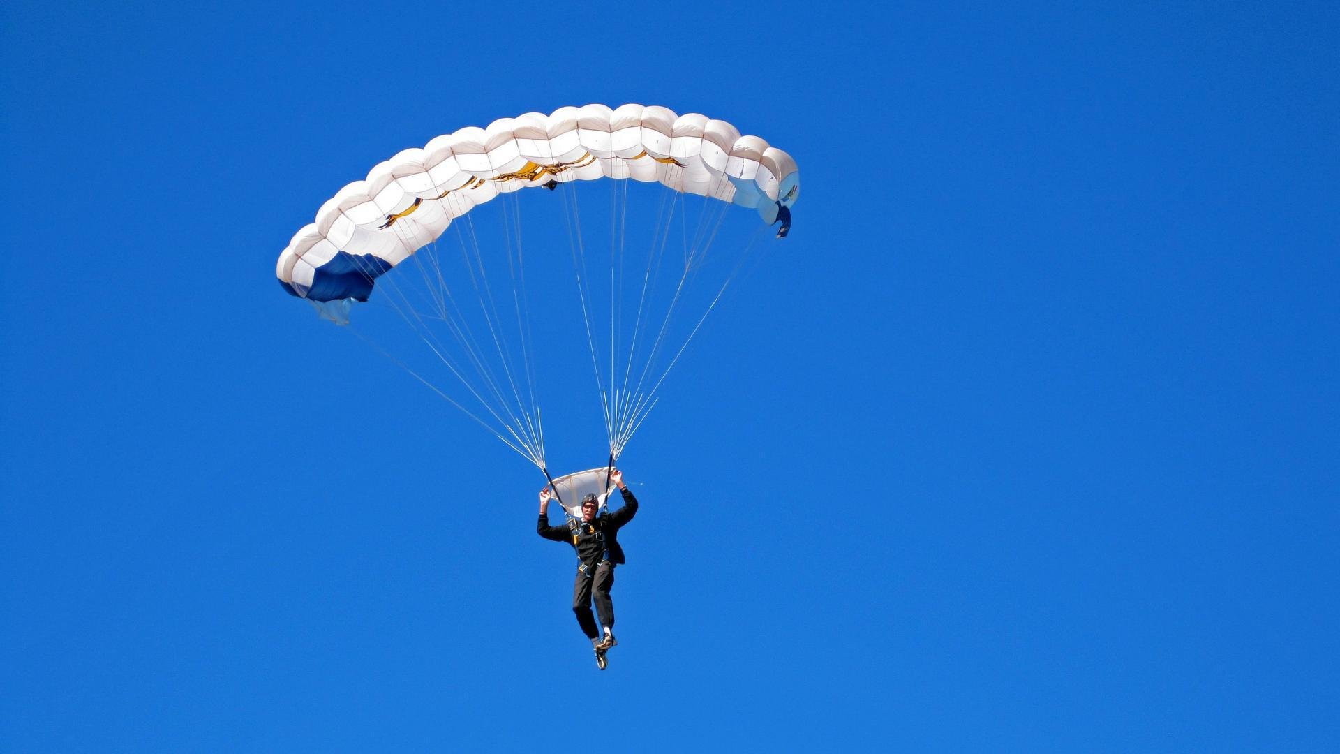 索伯车队轻取威廉姆斯，佩雷兹扛起全队—一场团队协作与个人英雄主义的完美胜利